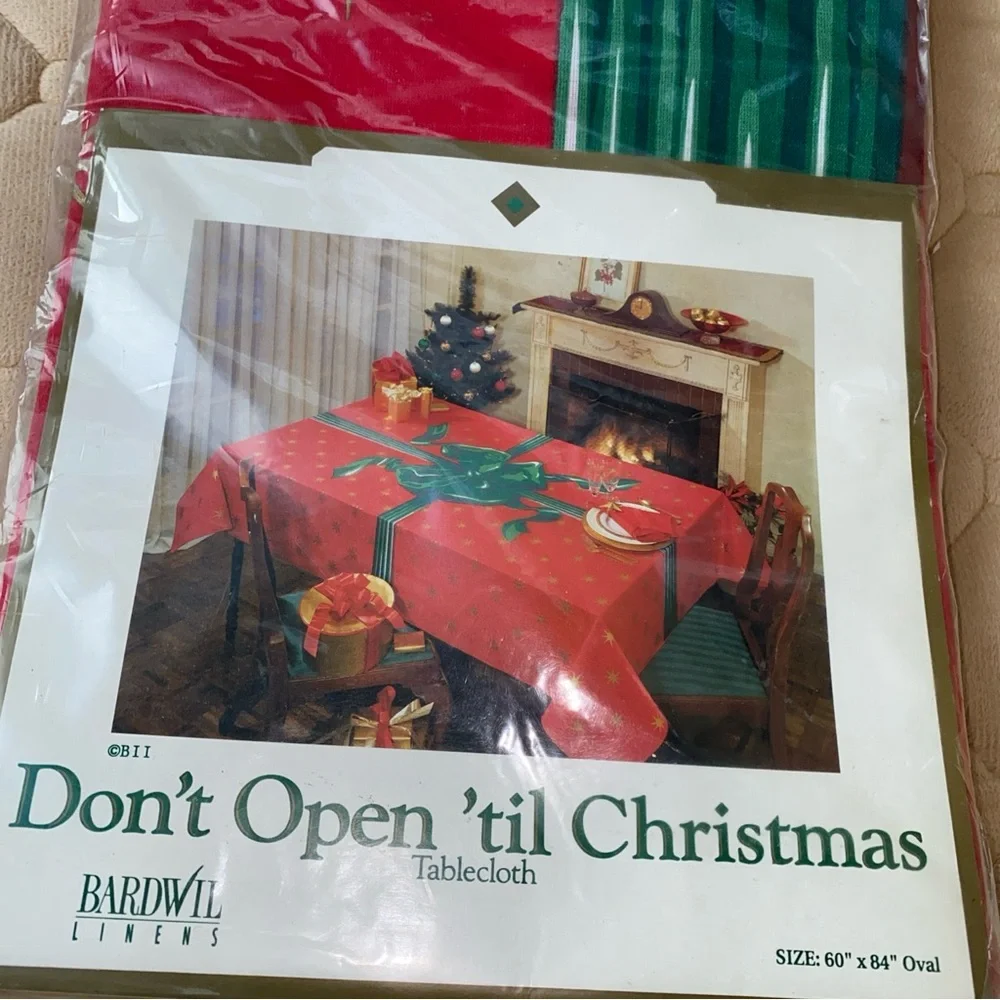 Vintage Bardwil Tablecloth 60”x84” Oval Christmas Bow Gift Print Dead‎ stock NEW